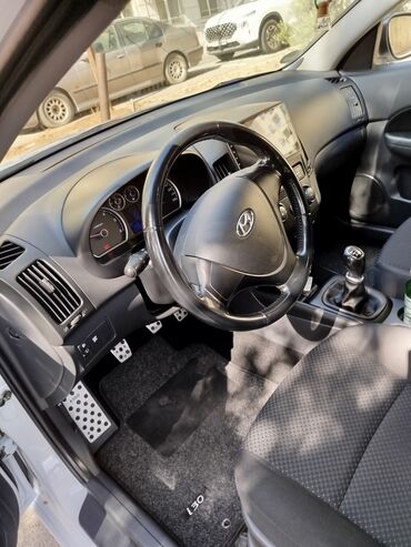 nolyeddi şəkilləri: Bu Hyundai i30 modelinin salonudur. Avtomobil qara rəngli sükan, sükan