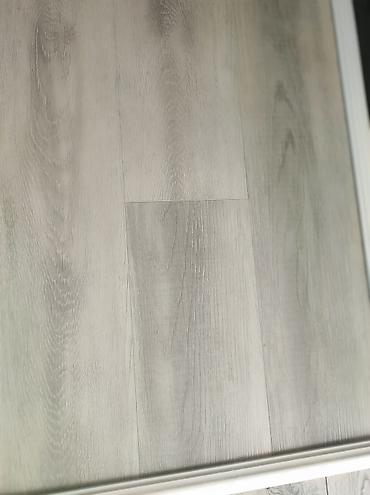 Açıq boz tonlarda ağac teksturalı laminat döşəmə panelləri - Rəng