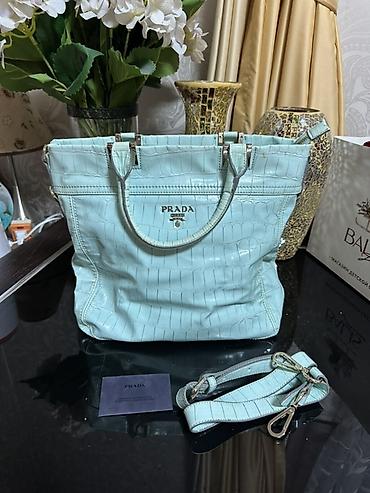 Сумки: Шикарная Сумка Prada из лакированной кожи под крокодила, цвет — 1