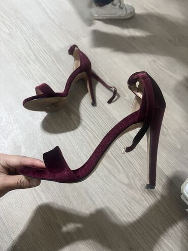 спартивная обувь: Туфли 36.5, цвет - Красный