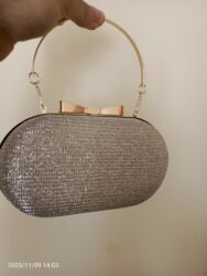 qaşlı çanta: Zərif axşam çantası/klaç - Forma: oval, sərt korpus - Rəng: gümüşü