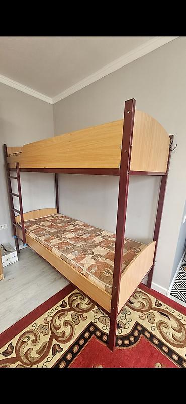 Двухъярусная кровать с металлическим каркасом с матрасами

90 × 200 см