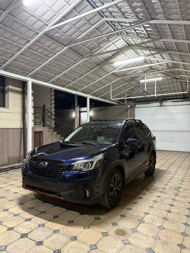 автомобиль субару форестер: Полноприводный внедорожник Subaru Forester темно-синего цвета с