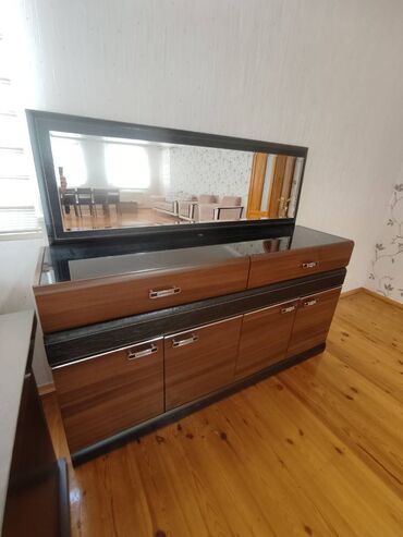 Komodlar: 2 ədəd yaxşı vəziyyətdə güzgülü komod satılır. Ölçüləri aşağıdakı — 3