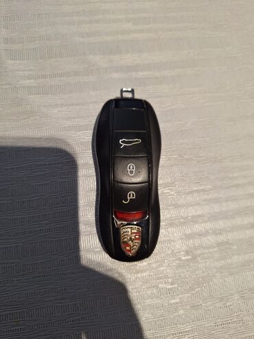 аккумулятор б у: Porsche avtomobilləri üçün nəzərdə tutulmuş bu qara rəngli açar pultu