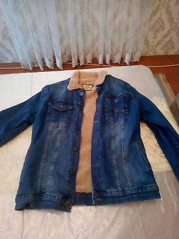 idman geyimleri sederek: İçi yunlu cins gödəkçə. Mavi denim materialdan hazırlanıb, iç hissəsi — 1