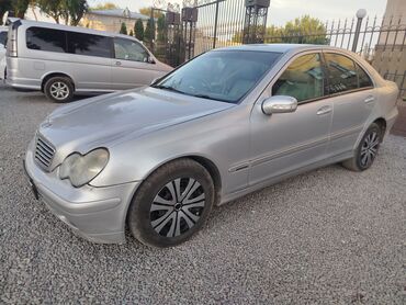 ключи для машины: Автомобиль Mercedes-Benz C-класса в серебристом цвете. Седан с