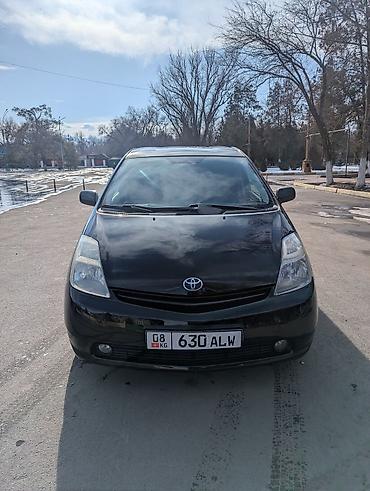 Другие детали салона: Toyota Prius — гибридный хэтчбек (салон) Особенности и оснащение: - — 6