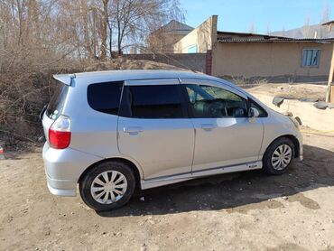 дом на кол: Серебристый Honda Fit