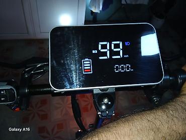 Güclü elektrik skuter - Geniş, parlaq LED displey: sürət (km/s)
