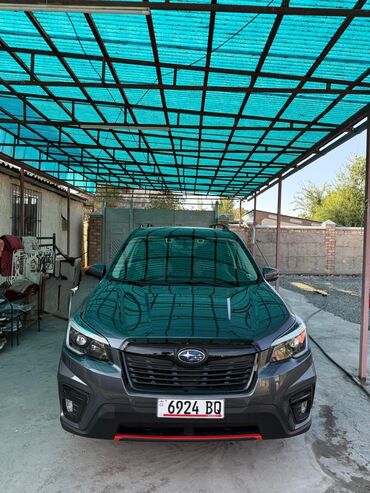 купить маленькую машину недорого: Кроссовер Subaru Forester серого цвета, оборудованный черными дисками