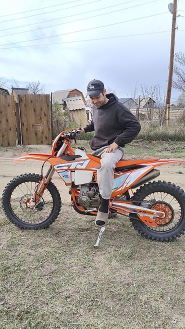 ktm мотоциклы: Эндуро/кросс мотоцикл SX V9 PRO (оранжево‑белая графика) двигатель ybs — 1