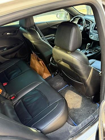 Chevrolet: Chevrolet Malibu – ağ rəngli, sedan kuzov. Xüsusiyyətlər: - — 6