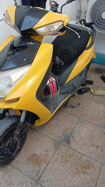 sari tofas: Sarı-qara rəngdə şəhər skuter/moped. Texniki və dizayn — 1