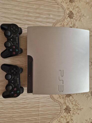 сколька стоит плейстейшен 4: Ps3 slim 320gb. Ela vezyetdedi. 2 joystick ve oyun diskleri ile