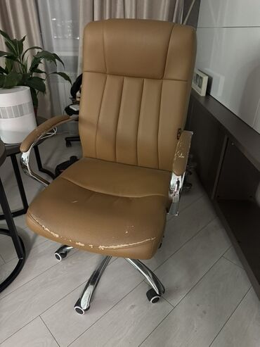 офисные диван: Офис креслолор, Дөңгөлөктүү, түсү - Саргыч боз, Экокожа