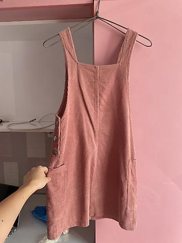 - Parça: yumşaq - Model: düz kəsim, qalın askılar, kvadrat ön hissə -