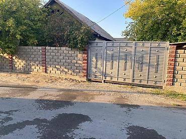 дешёвые дом: Продаётся жилой дом с хозяйственным двором . 4,50 соток, центральный — 3