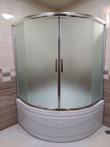 Duş kabinaları, arakəsmələr: Bucaqlı formalı, ağ rəngli duş kabinəsi. Paslanmayan metaldan — 7