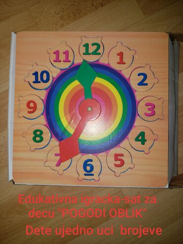 Toys: Deciji edukativi drveni sat 2 u 1. Dete igra igru "pogodi oblik"