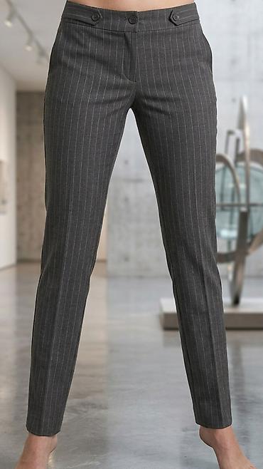 pantalone sa prslukom: Ženske poslovne pantalone – tamnosive sa finim prugama - Kroj — 1