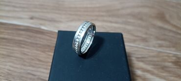украшения кольца: Продаю кольцо серебро 17-18 размер. очень красивое, камни круговые