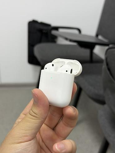 Аксессуары для мобильных телефонов: Беспроводные наушники Apple AirPods (2‑го поколения) с зарядным кейсом — 1
