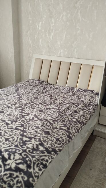 двуспальная кровать с металлическим каркасом: Кровать