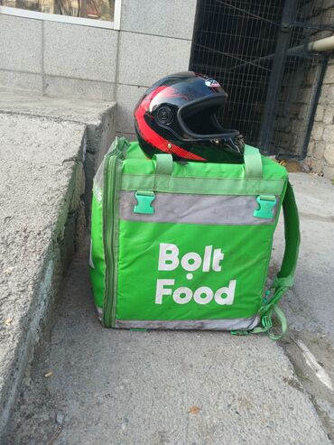 Сумки для курьеров: Bolt food çantası ve kask