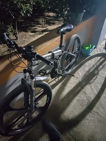 Şəhər velosipedləri: Mercedes Benz brendinin qatlanan velosiped modeli. Velosiped boz