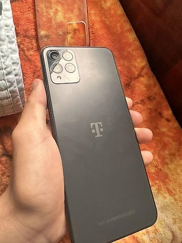 Смартфон T-Mobile pro 5G (брендированный логотипом T) в черном цвете