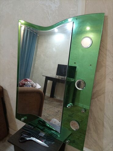 зеркало в душевую: Washroom mirror. only 600 soms .уезжаю из страны, поэтому и продаю. ни