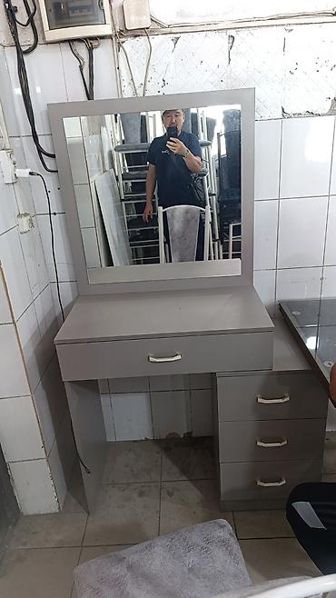 зеркальный комод: Туалетные столики с зеркалом Описание: - Компактные туалетные столики — 1