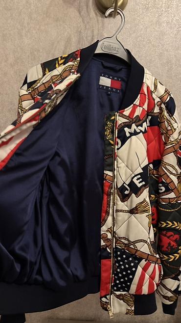 Qadın geyimləri: Tommy Jeans brendi bomber gödəkçə - Model: quilted/bant tikişli — 2