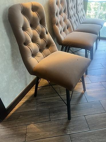 stol nədir: Yumşaq oturacaqlı, düyməli kapitone arxa dayaqlı yemək otağı/kafe — 2
