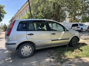 обмен на авто с доплатой: Автомобиль Ford Fusion в серебристом цвете, представляющий собой