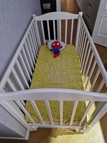декоративная мебель: Кроватка для детей до 4х лет в хорошем состоянии с маяком Матрас