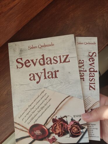 Kitablar, jurnallar, CD, DVD: Sevdasız Aylar kitabı.Sadəcə bir dəfə oxunub, heç bir həsar yoxdur