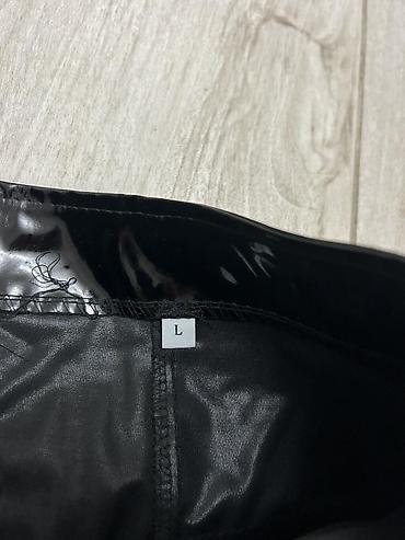 pull: Crna sjajna suknja od lažne kože (PVC efekat) sa vezivanjem napred. - — 3