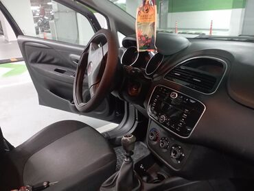 Fiat: Unutrašnjost automobila Fiat hečbek, sa tamnom unutrašnjošću i — 1