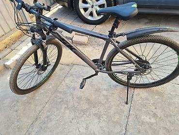 Горные велосипеды: Горный велосипед с рамой темно-серого цвета, оборудованный передними и — 2