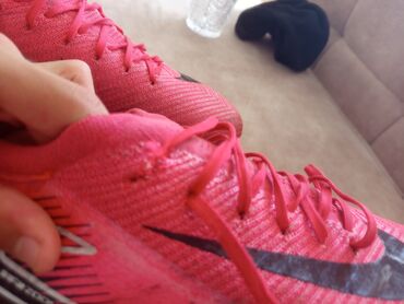 Ayaqqabılar: Nike brendinin futbol üçün nəzərdə tutulmuş çəhrayı rəngli