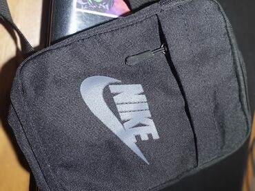 эту сумку: "Идеальный выбор для активного образа жизни – сумка Nike. Сочетание