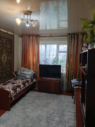 сдаю квартиру по рыскулова: 2 комнаты, 40 м², Хрущевка, 1 этаж, Старый ремонт
