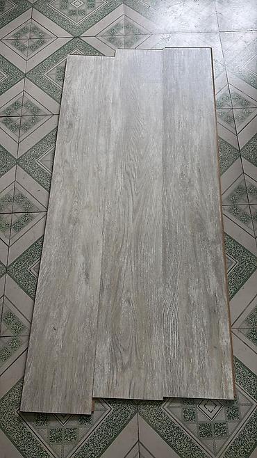 Laminat: Ağ-boz tonlarda, ağac naxışlı döşəmə laminatı. Xüsusiyyətlər: - Rəng — 1