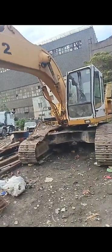 Ekskavator və betonqarışdıran yük maşını – tikinti və qazıntı işləri