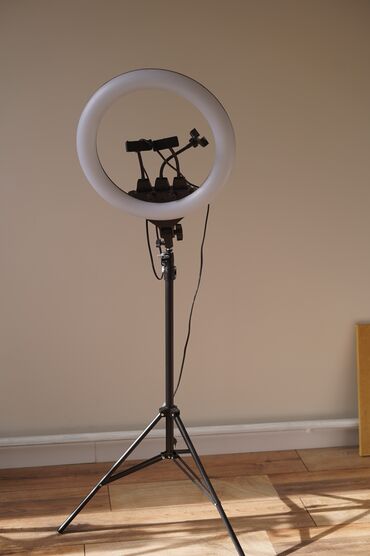 Освещение: Koльцeвaя лампа 45 см нa штативe (2m) предназначeна для визaжиcтoв