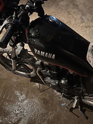 Мотоцикл Yamaha (черный) - Классический дорожный мотоцикл Yamaha с