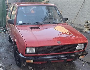 smart multimedija: Yugo 55, crvena boja, trovratni hečbek. Ključne karakteristike: - — 3
