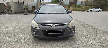 i30: Hyundai i30 hatchback, 5 qapı, tünd boz rəng. - Benzin mühərriki — 6